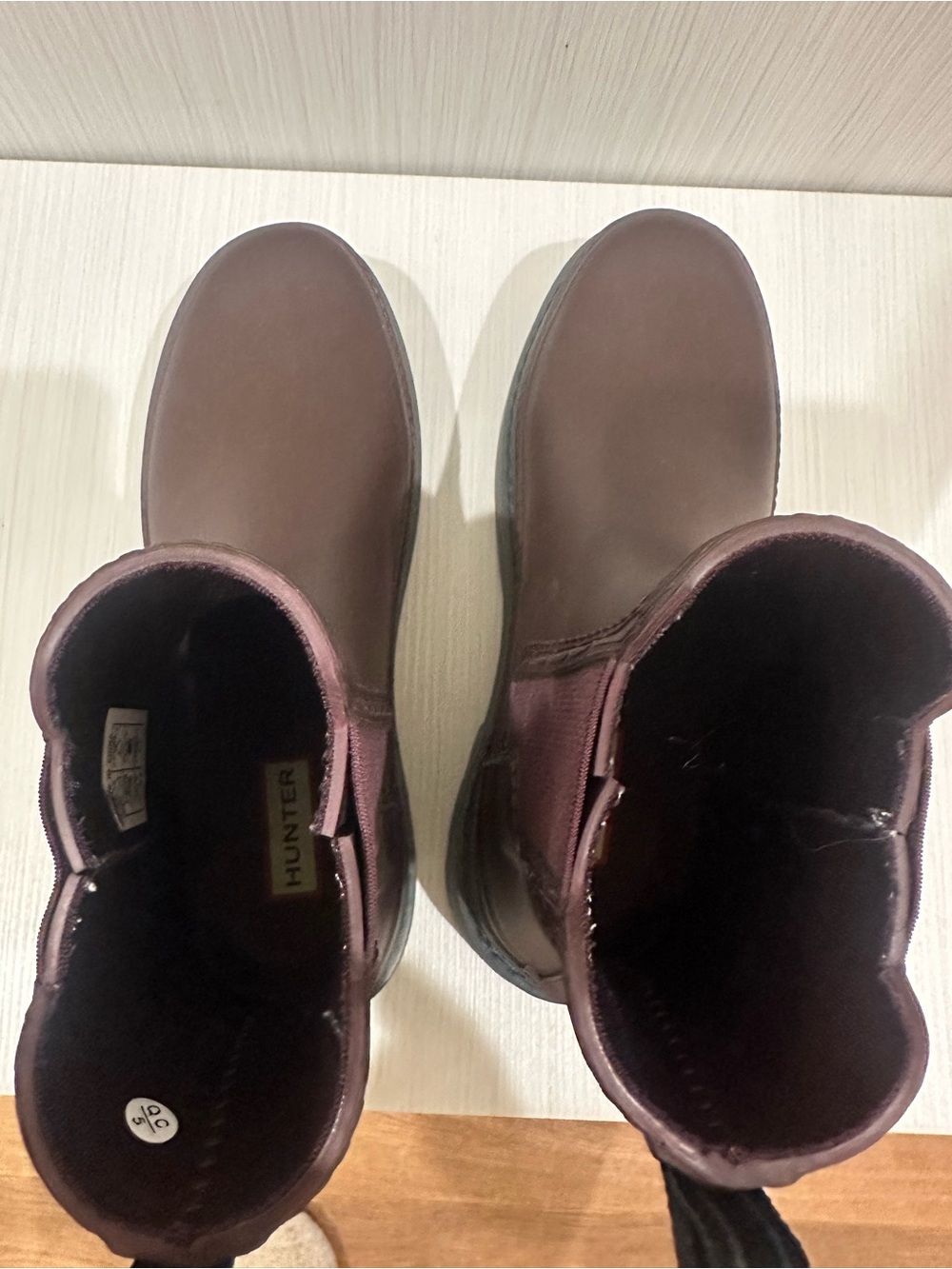 HUNTER- burgundy Chelsea Boots with Elastic Side Panels - Picture 4 of 5